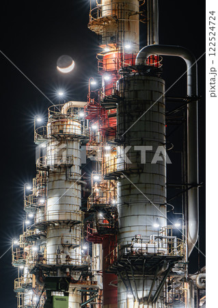 三日月と鹿島石油工場夜景 122524724