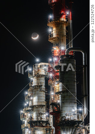 三日月と鹿島石油工場夜景 三日月と鹿島石油工場夜景 122524726