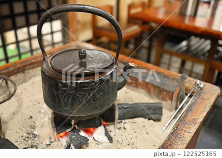 囲炉裏のある風景 122525165