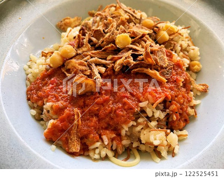 エジプト料理フライドオニオンやトマトソースたっぷりの郷土料理コシャリ エジプト料理フライドオニオンやトマトソースたっぷりの郷土料理コシャリ 122525451