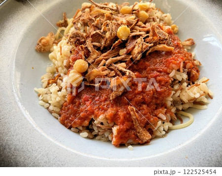 エジプト料理フライドオニオンやトマトソースたっぷりの郷土料理コシャリ 122525454