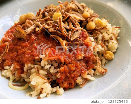 エジプト料理フライドオニオンやトマトソースたっぷりの郷土料理コシャリ エジプト料理フライドオニオンやトマトソースたっぷりの郷土料理コシャリ 122525456