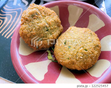 エジプト料理ターメイヤ、ゴマの衣で揚げたソラマメとハーブのコロッケ 122525457