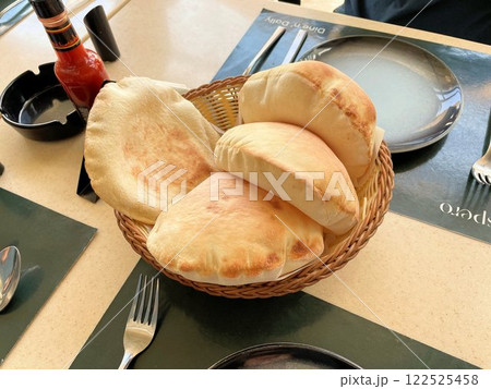 エジプト料理の平焼きパン、エイシ、ピタパン エジプト料理の平焼きパン、エイシ、ピタパン 122525458