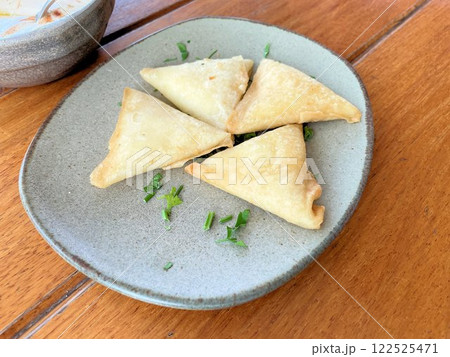 エジプト料理のサンブーサ(サモサ)挽肉とソースが入った揚げ物料理 エジプト料理のサンブーサ(サモサ)挽肉とソースが入った揚げ物料理 122525471