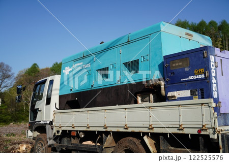 発電機を積んだトラック 122525576