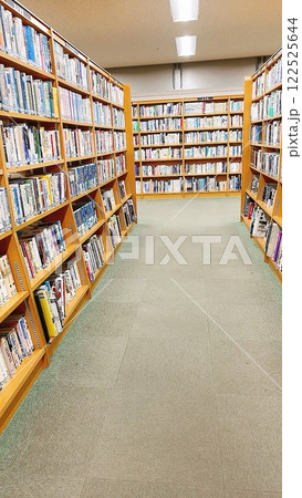 ぎっしりと本が並んだ図書館 ぎっしりと本が並んだ図書館 122525644