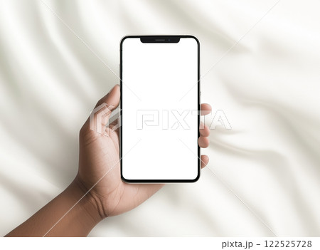 現代のライフスタイルの瞬間、スマートフォンを優しく持つ手 122525728