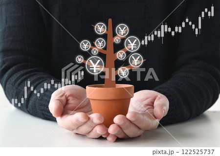 資産形成イメージ―お金のなる木を守る男性 122525737