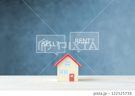 空き家問題イメージ—住宅を売るか貸すかを迷うイメージ画像 122525738