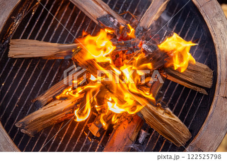 焚き火　Outdoor campfire flames at campsite 122525798