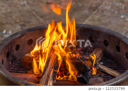焚き火　Outdoor campfire flames at campsite 122525799