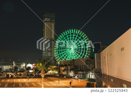 [りんくう公園]緑色にライトアップされた大きな観覧車 122525843