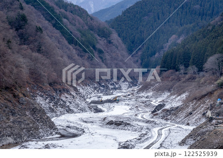 降雪後の秩父湖の景色 122525939