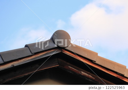 屋根の先端にある巴瓦 122525963
