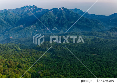 初夏の浅草岳の登りから見る守門岳 122526369