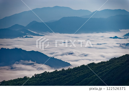 浅草岳の登りから見る奥只見の雲海 浅草岳の登りから見る奥只見の雲海 122526371