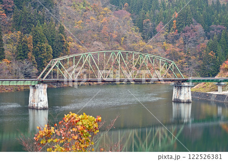 紅葉の第五只見川橋梁 122526381
