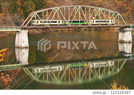 紅葉の第五只見川橋梁を走る只見線 122526387