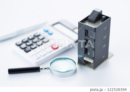 企業ビルと電卓とルーペ 122526394