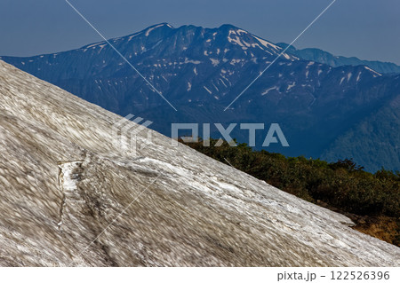 浅草岳稜線の雪渓と守門岳の眺め 浅草岳稜線の雪渓と守門岳の眺め 122526396