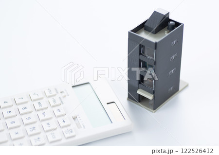 企業ビルと電卓 122526412