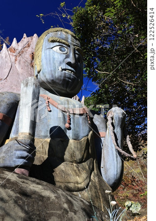 秩父華厳の滝上に建つ不動明王像 122526414