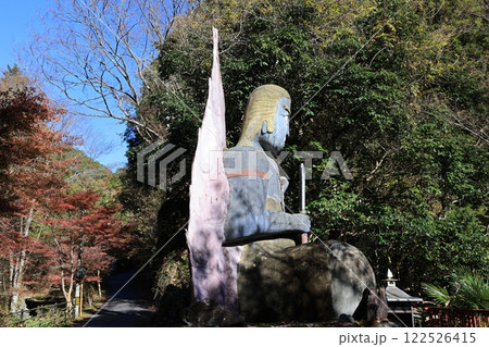 秩父華厳の滝上に建つ不動明王像 122526415