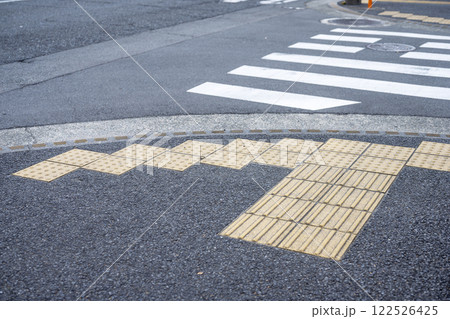 点字ブロック 誘導ブロック 横断歩道 歩行者 イメージ 点字ブロック 誘導ブロック 横断歩道 歩行者 イメージ 122526425