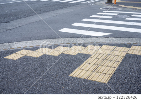 点字ブロック 誘導ブロック 横断歩道 歩行者 イメージ 点字ブロック 誘導ブロック 横断歩道 歩行者 イメージ 122526426