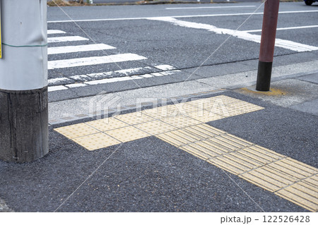 点字ブロック 誘導ブロック 横断歩道 歩行者 イメージ 122526428