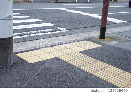 点字ブロック 誘導ブロック 横断歩道 歩行者 イメージ 点字ブロック 誘導ブロック 横断歩道 歩行者 イメージ 122526429