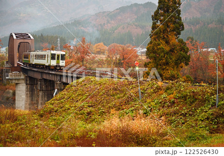 紅葉の第七只見川橋梁を走る只見線 122526430