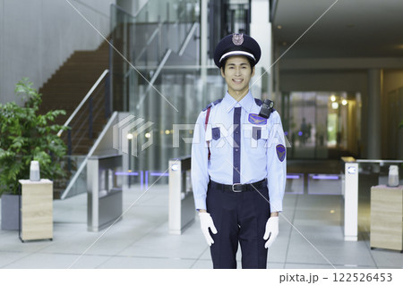 オフィスビルのエントランスロビーに立つ若い警備員　撮影協力:スカパー東京メディアセンター 122526453