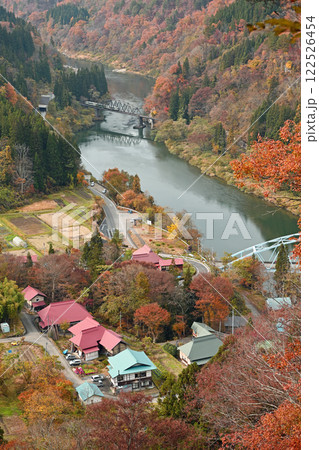 紅葉の第四只見川橋梁と沢西集落 紅葉の第四只見川橋梁と沢西集落 122526454
