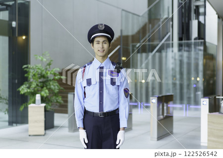 オフィスビルのエントランスロビーに立つ若い警備員 撮影協力:スカパー東京メディアセンター オフィスビルのエントランスロビーに立つ若い警備員 撮影協力:スカパー東京メディアセンター 122526542