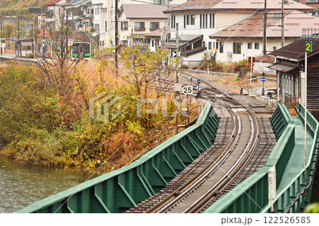 紅葉の野尻川橋梁と会津川口駅 122526585