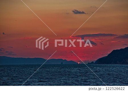 土庄町の海にゆっくりと沈む夕日 土庄町の海にゆっくりと沈む夕日 122526622