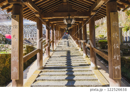 [長谷寺]本堂へと続く長い階段 122526638
