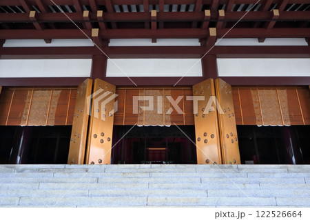 多彩な魅力の千葉(成田山新勝寺の大本堂。重厚な扉が迎える本堂、ご本尊不動明王が迎え待つ。) 多彩な魅力の千葉(成田山新勝寺の大本堂。重厚な扉が迎える本堂、ご本尊不動明王が迎え待つ。) 122526664