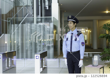 オフィスビルの入退室ゲートに立つ若い警備員 撮影協力:スカパー東京メディアセンター オフィスビルの入退室ゲートに立つ若い警備員 撮影協力:スカパー東京メディアセンター 122526694