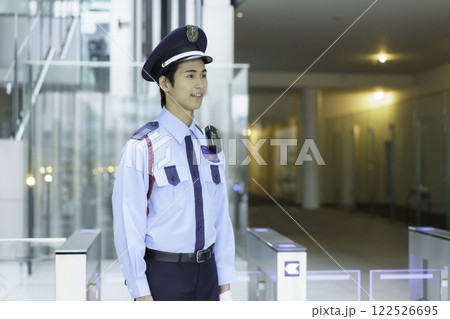 オフィスビルの入退室ゲートに立つ若い警備員 撮影協力:スカパー東京メディアセンター オフィスビルの入退室ゲートに立つ若い警備員 撮影協力:スカパー東京メディアセンター 122526695