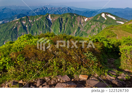 新緑の浅草岳山頂から見る鬼ヶ面山と越後三山 新緑の浅草岳山頂から見る鬼ヶ面山と越後三山 122526730