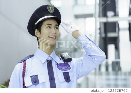 オフィスビルの若い警備員のポートレート　撮影協力:スカパー東京メディアセンター 122526762