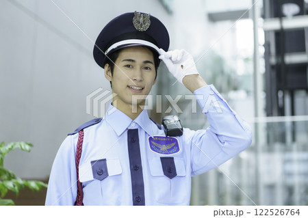 オフィスビルの若い警備員のポートレート 撮影協力:スカパー東京メディアセンター オフィスビルの若い警備員のポートレート 撮影協力:スカパー東京メディアセンター 122526764