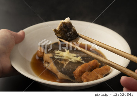 子持ちカレイの煮付けを箸で持ち上げる 子持ちカレイの煮付けを箸で持ち上げる 122526843