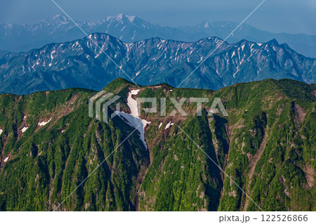 浅草岳山頂から遠望する越後三山 122526866