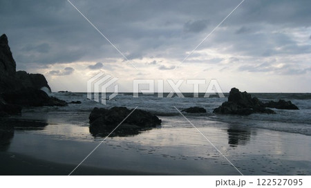 冬の日本海と海岸の奇岩と曇り空から照らす天使の梯子 122527095