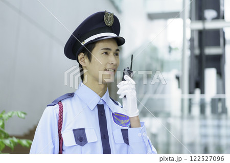 オフィスビルでトランシーバーで会話する若い警備員　撮影協力:スカパー東京メディアセンター 122527096