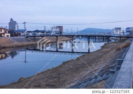 日本の岡山県岡山市の朝の美しい風景 122527165